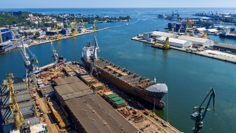 [WIDEO] Nauta: kontenerowiec po kraksie z samochodowcem przechodzi naprawę w Gdyni-GospodarkaMorska.pl