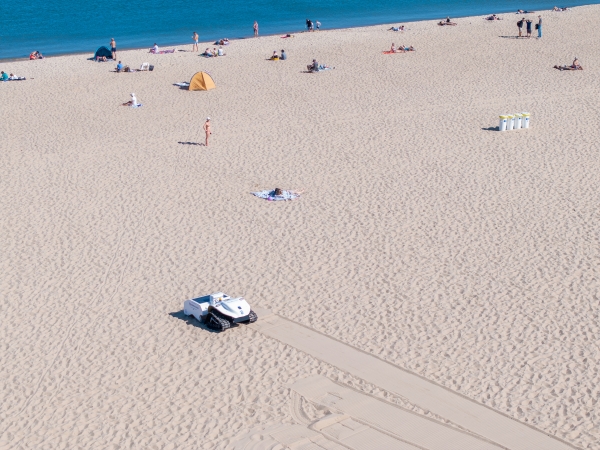 Baltic Hub kontynuuje program Go Green. Pracownicy posprzątali plażę na Stogach-GospodarkaMorska.pl