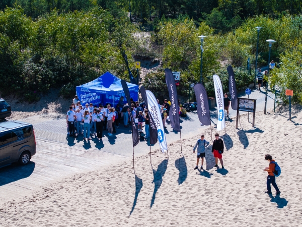 Baltic Hub kontynuuje program Go Green. Pracownicy posprzątali plażę na Stogach-GospodarkaMorska.pl