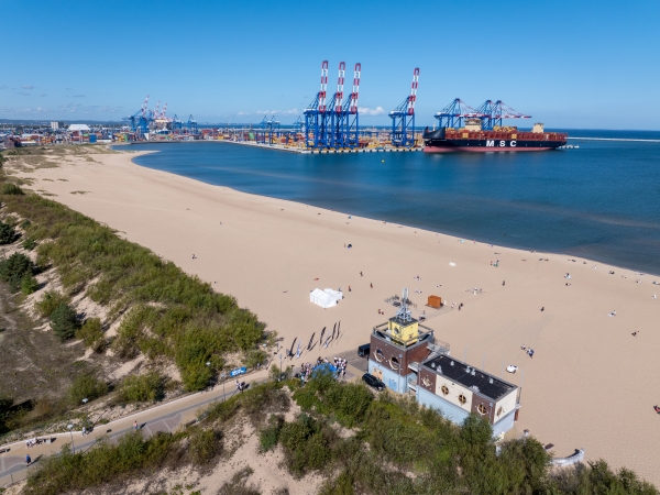 Baltic Hub kontynuuje program Go Green. Pracownicy posprzątali plażę na Stogach-GospodarkaMorska.pl
