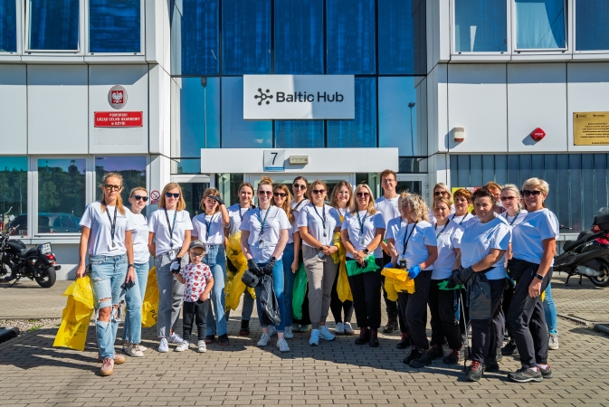 Baltic Hub kontynuuje program Go Green. Pracownicy posprzątali plażę na Stogach-GospodarkaMorska.pl