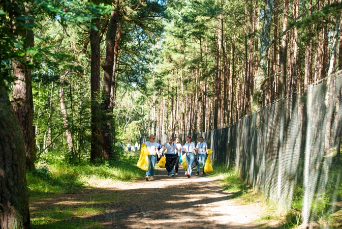 Baltic Hub kontynuuje program Go Green. Pracownicy posprzątali plażę na Stogach-GospodarkaMorska.pl