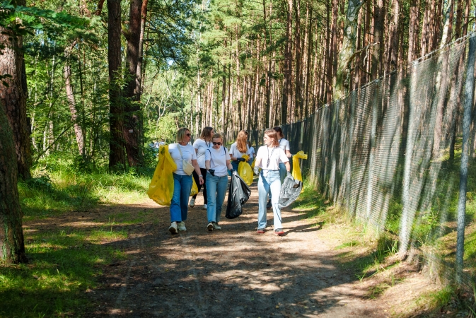 Baltic Hub kontynuuje program Go Green. Pracownicy posprzątali plażę na Stogach-GospodarkaMorska.pl
