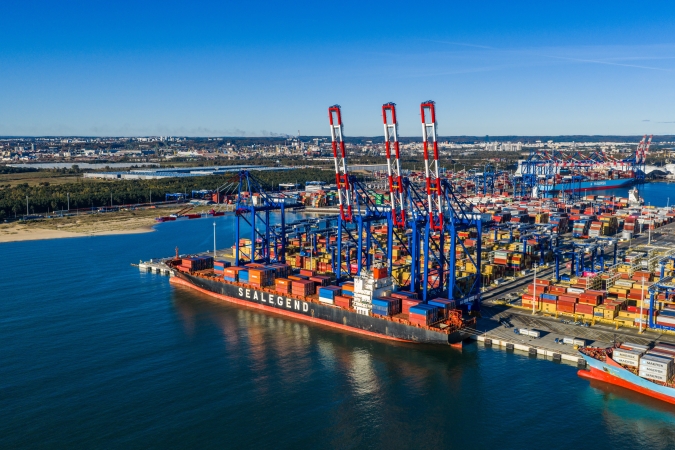 Do Gdańska wpłynął pierwszy kontenerowiec, który przemierzył szlak arktyczny z Azji do Europy [WIDEO]-GospodarkaMorska.pl