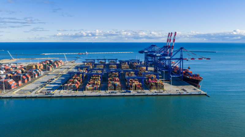 Do Gdańska wpłynął pierwszy kontenerowiec, który przemierzył szlak arktyczny z Azji do Europy [WIDEO]-GospodarkaMorska.pl