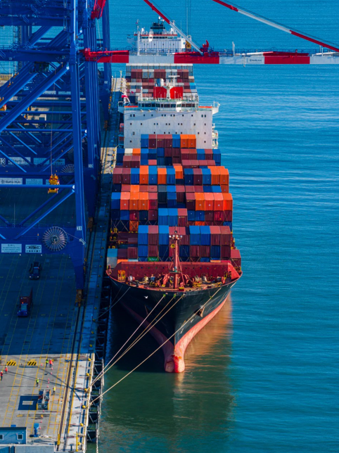 Do Gdańska wpłynął pierwszy kontenerowiec, który przemierzył szlak arktyczny z Azji do Europy [WIDEO]-GospodarkaMorska.pl