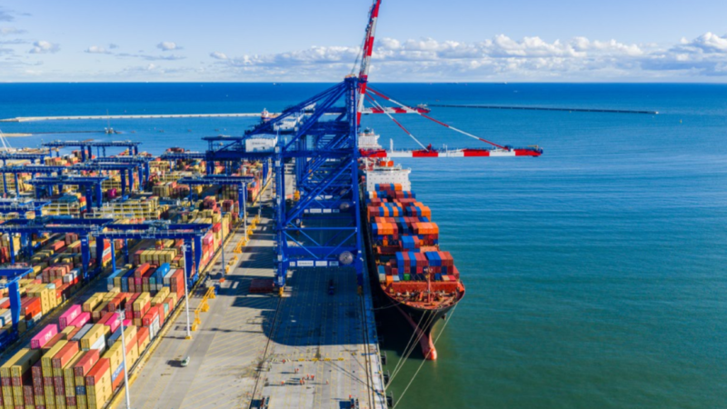 Do Gdańska wpłynął pierwszy kontenerowiec, który przemierzył szlak arktyczny z Azji do Europy [WIDEO]-GospodarkaMorska.pl