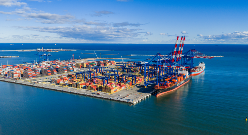 Do Gdańska wpłynął pierwszy kontenerowiec, który przemierzył szlak arktyczny z Azji do Europy [WIDEO]-GospodarkaMorska.pl