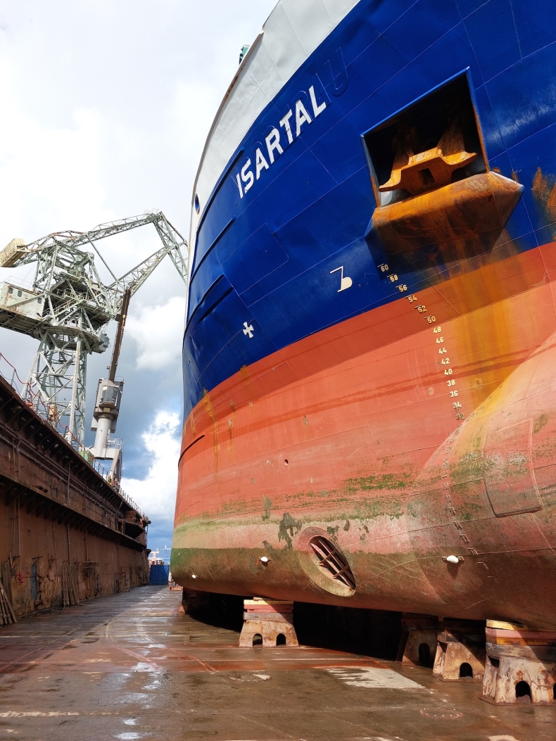 Stocznia Safe skupia się na remontach. 88-metrowy Isartal właśnie opuścił dok -GospodarkaMorska.pl