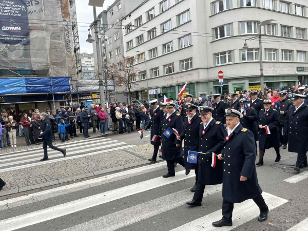 Uroczysty przemarsz i salwa armatnia. Gdyńskie obchody Święta Niepodległości-GospodarkaMorska.pl