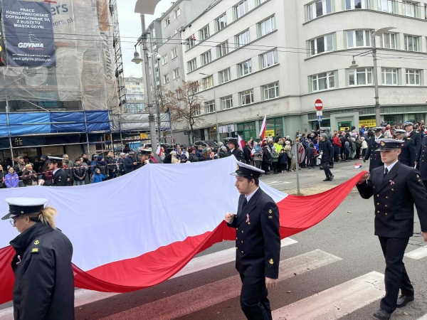 Uroczysty przemarsz i salwa armatnia. Gdyńskie obchody Święta Niepodległości-GospodarkaMorska.pl