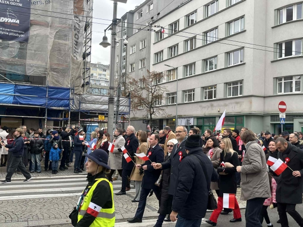 Uroczysty przemarsz i salwa armatnia. Gdyńskie obchody Święta Niepodległości-GospodarkaMorska.pl
