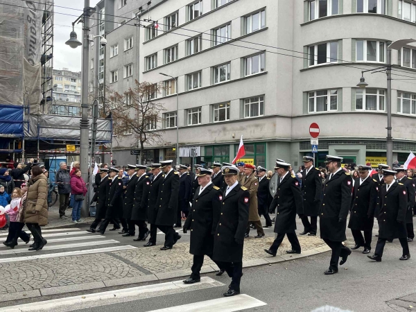 Uroczysty przemarsz i salwa armatnia. Gdyńskie obchody Święta Niepodległości-GospodarkaMorska.pl