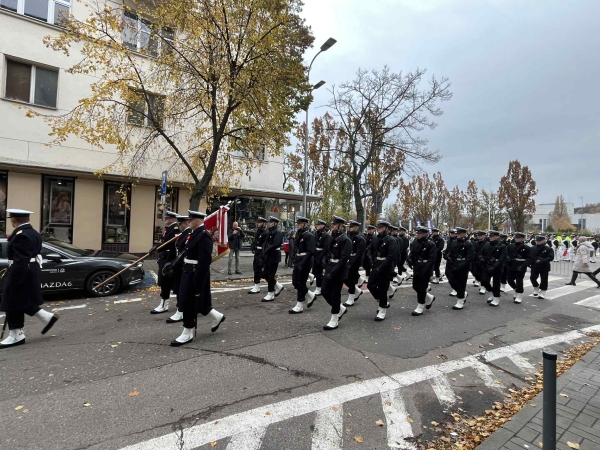 Uroczysty przemarsz i salwa armatnia. Gdyńskie obchody Święta Niepodległości-GospodarkaMorska.pl