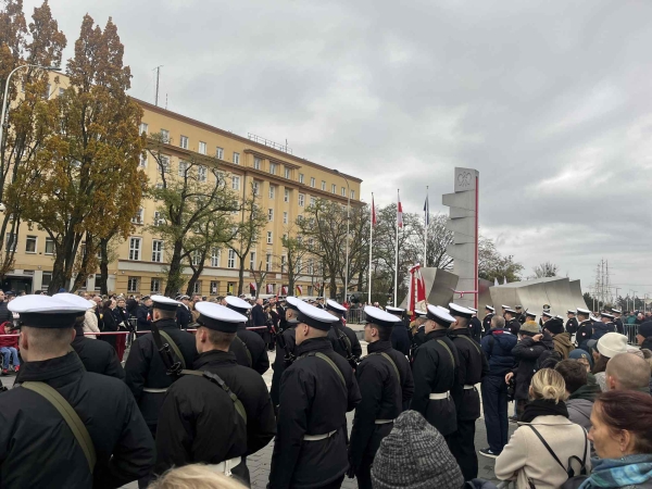 Uroczysty przemarsz i salwa armatnia. Gdyńskie obchody Święta Niepodległości-GospodarkaMorska.pl
