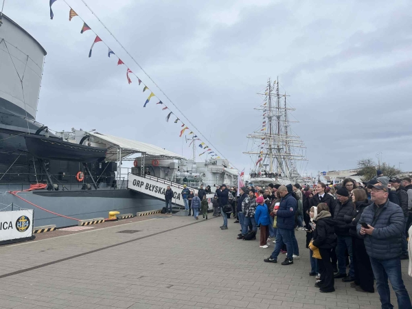Uroczysty przemarsz i salwa armatnia. Gdyńskie obchody Święta Niepodległości-GospodarkaMorska.pl
