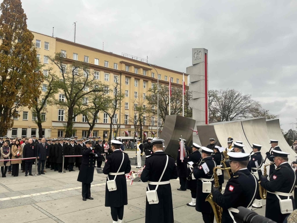 Uroczysty przemarsz i salwa armatnia. Gdyńskie obchody Święta Niepodległości-GospodarkaMorska.pl