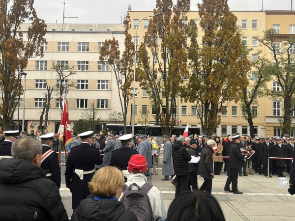 Uroczysty przemarsz i salwa armatnia. Gdyńskie obchody Święta Niepodległości-GospodarkaMorska.pl