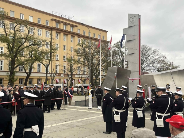 Uroczysty przemarsz i salwa armatnia. Gdyńskie obchody Święta Niepodległości-GospodarkaMorska.pl