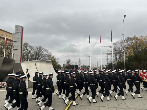 Uroczysty przemarsz i salwa armatnia. Gdyńskie obchody Święta Niepodległości-GospodarkaMorska.pl