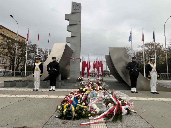 Uroczysty przemarsz i salwa armatnia. Gdyńskie obchody Święta Niepodległości-GospodarkaMorska.pl