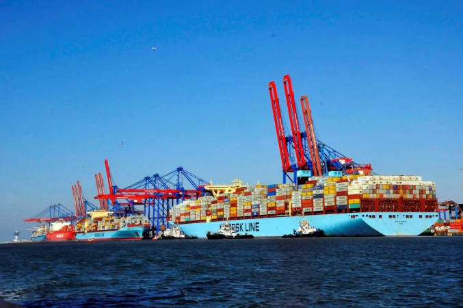 Kontenerowiec Mette Maersk jako pierwsza jednostka klasy Triple-E zawija do terminalu kontenerowego przy Kanale Sueskim.-GospodarkaMorska.pl