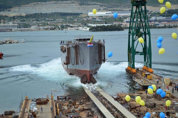 Wodowanie największego pełnorejowca świata - Flying Clipper, w chorwackiej stoczni Brodosplit 10 czerwca.-GospodarkaMorska.pl