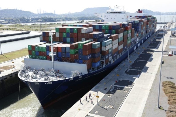 CMA CGM Theodore Roosevelt, kontenerowiec typu neopanamax, został w sierpniu największym statkiem, który pokonał Kanał Panamski.-GospodarkaMorska.pl
