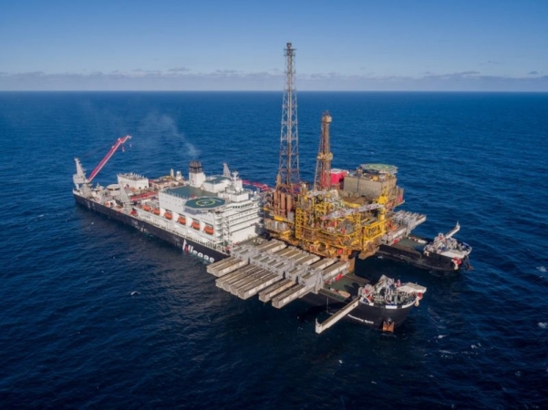 Pioneering Spirit, największy katamaran na świecie, pobił  w maju światowy rekord w jednorazowym udźwigu podczas usuwania platformy Brent Delta o wadze 24 tys. ton.-GospodarkaMorska.pl