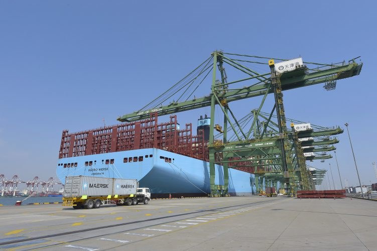 Największy ówcześnie kontenerowiec na świecie - Madrid Maersk - zawija do portu Tianjin w Chinach. Jednostka może pochwalić się ładownością 20,568 TEU-GospodarkaMorska.pl
