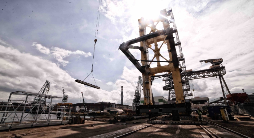 Transport gigantycznej wieży w EPG-GospodarkaMorska.pl