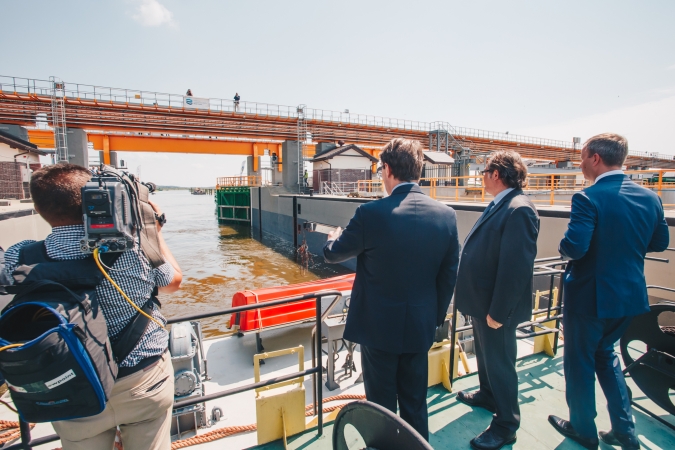 Śluza na stopniu wodnym w Malczycach otwarta. Minister Gróbarczyk: Ponad 20 lat nikt nie był w stanie jej dokończyć-GospodarkaMorska.pl