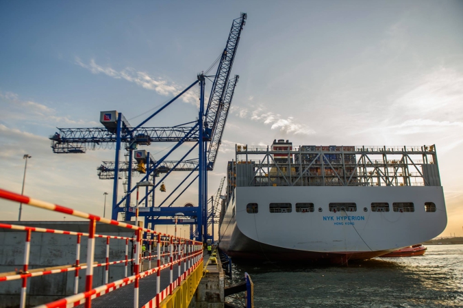 Do DCT Gdańsk zawinął czwarty statek w ramach aliansu G6 - kontenerowiec NYK Hyperion. Statek mierzy 366 metrów długości i 48 metrów szerokości. Należy do amratora NYK Line (Nippon Yusen Kaisha), zost-GospodarkaMorska.pl