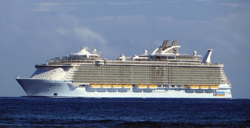 Allure of the Seas Długość: 362 metry. Pojemność: 6296 pasażerów. Cena rejsu: od 247 euro za dwie noce.-GospodarkaMorska.pl
