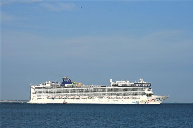 Norwegian Epic. Długość: 330 metrów. Pojemność: 5183 pasażerów. Cena rejsu: od 299 dolarów za 7 dni.-GospodarkaMorska.pl