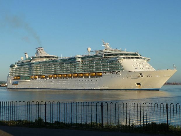 Independence of the Seas. Długość: 339 metrów. Pojemność: 4375 pasażerów. Cena rejsu: 180 euro za cztery noce.-GospodarkaMorska.pl