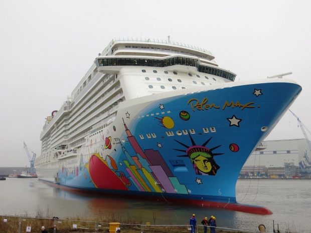 Norwegian Breakaway. Długość: 324 metry. Pojemność: 3988 pasażerów. Cena rejsu: od 239 dolarów za dwie noce.-GospodarkaMorska.pl