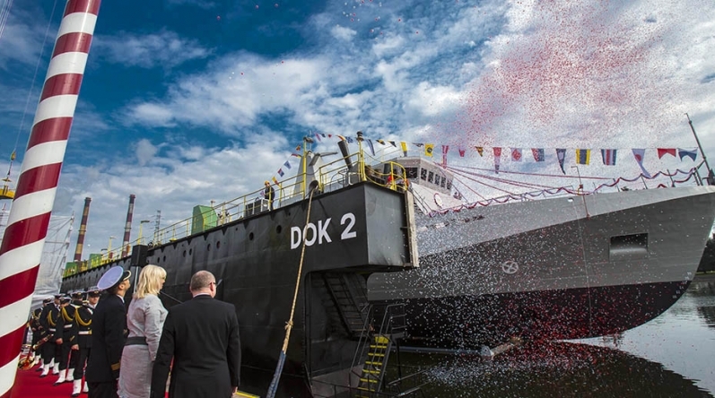 Zakończyła się uroczystość wodowania ORP Kormoran. Matką chrzestną okrętu została Maria Karweta - wdowa po admirale Andrzeju Karwecie - byłego dowódca Marynarki Wojennej, który zginął w katastrofie sm-GospodarkaMorska.pl