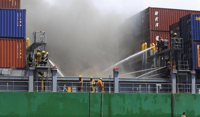 Kontenerowiec MV Cape Moreton, pływający pod banderą Wysp Marshalla, zapalił się podczas cumowania do portu w Manilii na Filipinach. Zdjęcia przedstawiają walkę strażaków oraz strażników przybrzeżnych-GospodarkaMorska.pl