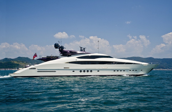 Clifford II. Cena wywoławcza: 17,5 mln dol. Został oddany do użytku w 2008 roku i jest to luksusowy jacht sportowy, który może poruszac się z maksymalną prędkością 30 węzłów. Statek ma 46 metrów  i mo-GospodarkaMorska.pl