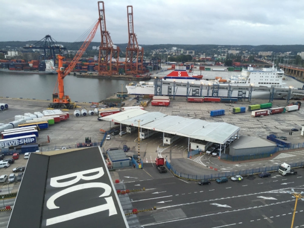 Widok z dachu portowego biurowca na terminal BCT w Gdyni-GospodarkaMorska.pl