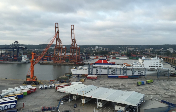 Widok z dachu portowego biurowca na terminal BCT w Gdyni-GospodarkaMorska.pl