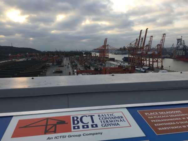Widok z dachu portowego biurowca na terminal BCT w Gdyni-GospodarkaMorska.pl