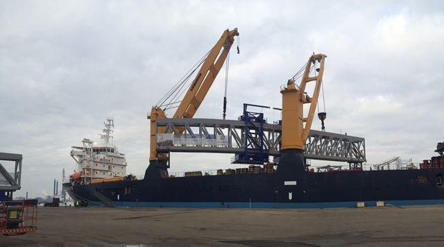 Wczoraj (22.10) z holenderskiego portu Vlissingen wyruszył transport suwnicy bramowej, która zostanie zamontowana w fabryce Bilfinger Mars Offshore. Dźwig o wysokości około 120 m będzie wykorzystywany-GospodarkaMorska.pl