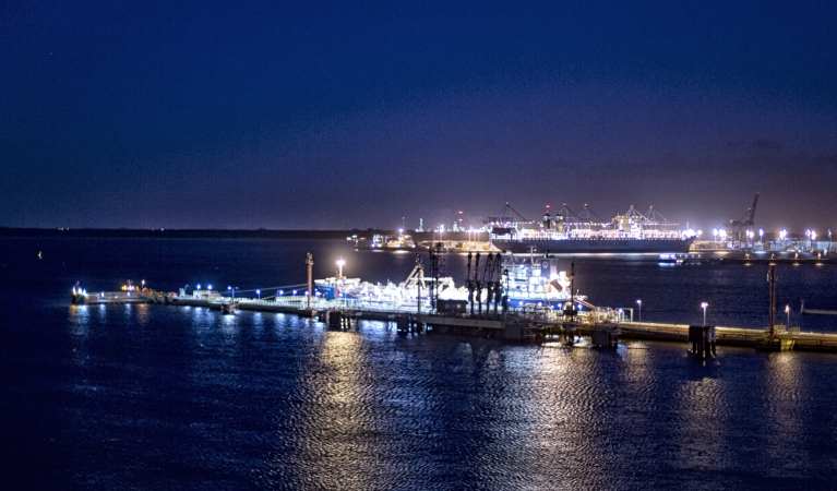 Naftoport za dnia i nocy-GospodarkaMorska.pl