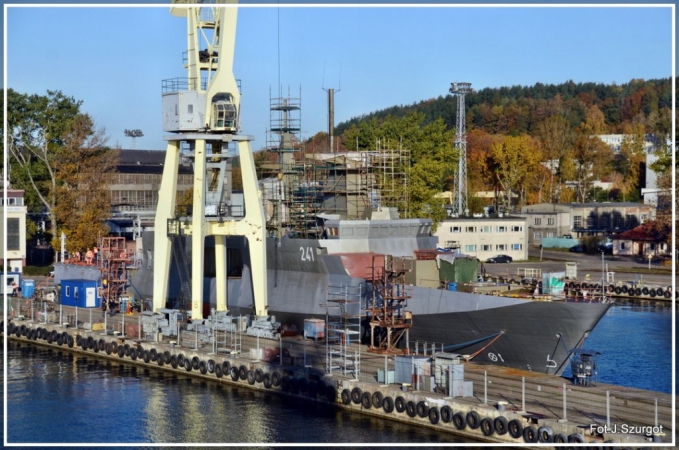 26 października 2015 r. w Stoczni Marynarki Wojennej S.A. przeprowadzono operację wydokowania okrętu patrolowego typu Ślązak. Związana ona była przede wszystkim z koniecznością dokonania prac w podwod-GospodarkaMorska.pl