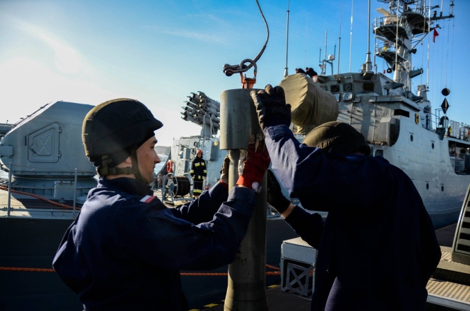 Załoga korwety ORP „Kaszub” podczas załadunku rakietowych bomb głębinowych-GospodarkaMorska.pl