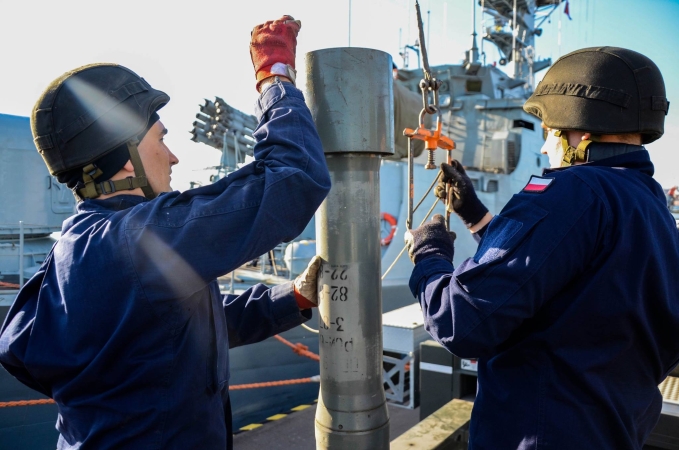 Załoga korwety ORP „Kaszub” podczas załadunku rakietowych bomb głębinowych-GospodarkaMorska.pl