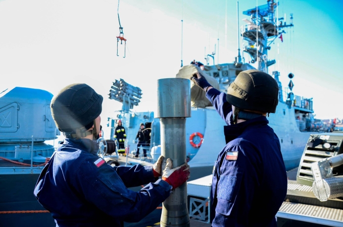 Załoga korwety ORP „Kaszub” podczas załadunku rakietowych bomb głębinowych-GospodarkaMorska.pl