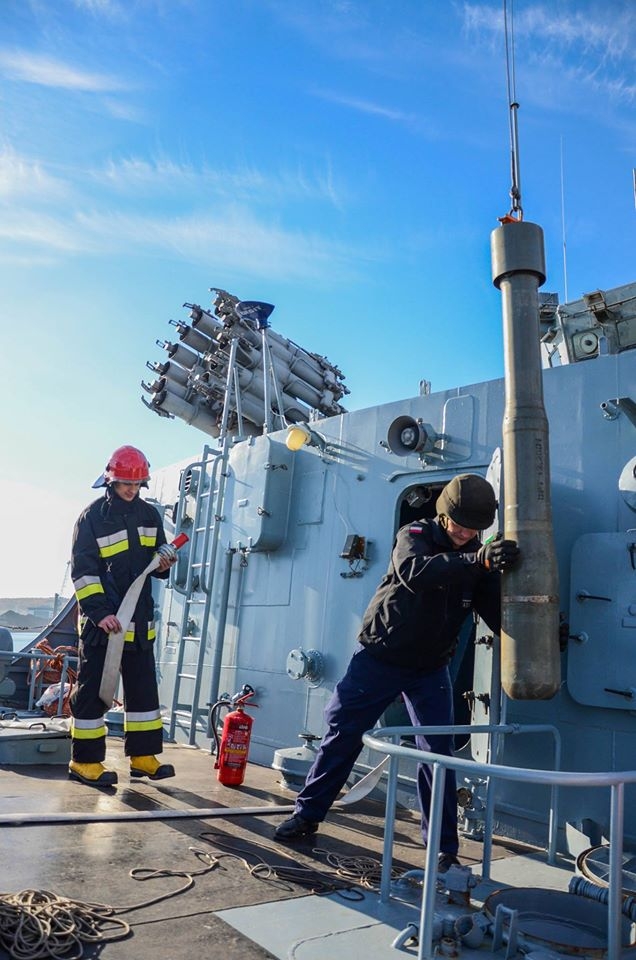 Załoga korwety ORP „Kaszub” podczas załadunku rakietowych bomb głębinowych-GospodarkaMorska.pl